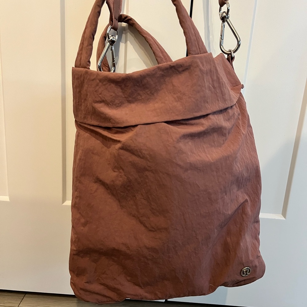 Lululemon mauve bucket bag